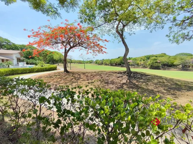 Casa de Playa de Lujo en Venta en Reserva Conchal, Guanacaste – 4 Habitaciones, Piscina, Jacuzzi y Vista al Campo de Golf