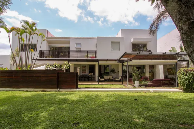 Refugio Moderno en Campo de Golf: Espectacular Casa en Valle del Sol, Santa Ana