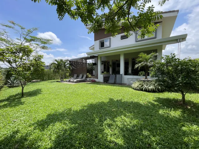 Hermosa Casa en Venta en Condominio - Hacienda Los Reyes