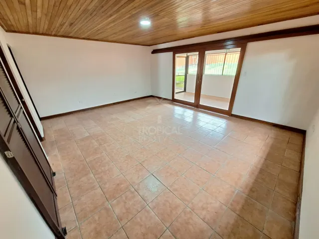 Amplia Casa en Alquiler con Uso Residencial o Profesional en San Rafael de Santa Ana