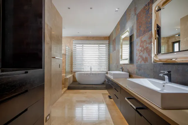 La Hacienda Cosmopolitan Chic – Exclusiva Residencia de Lujo de Una Planta en Santa Ana