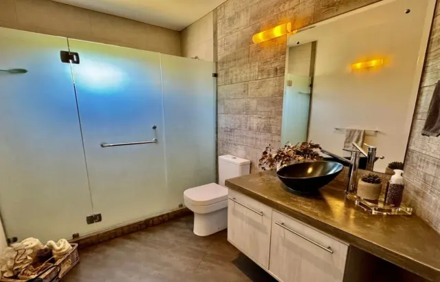 Encantadora residencia de dos pisos en Los Reyes La Guacima
