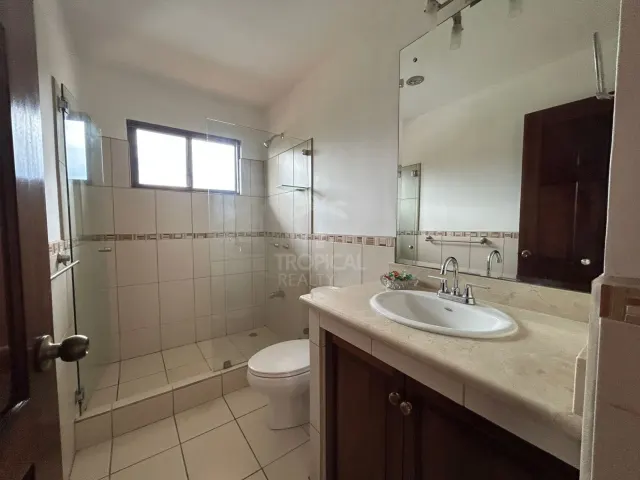 Espacioso Townhouse de 4 Habitaciones en Condominio Villas de Valencia, Escazú
