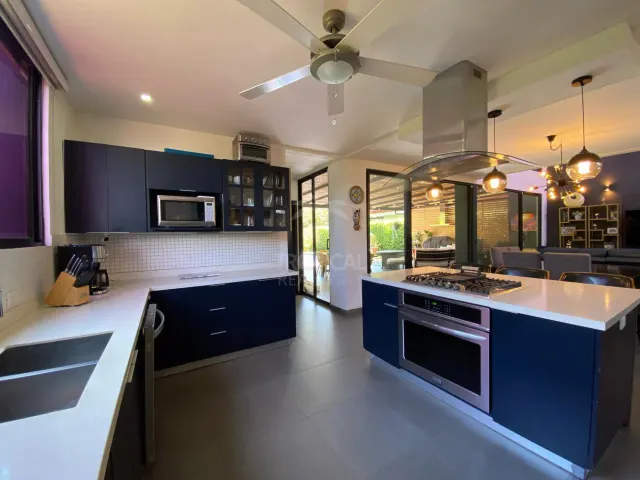 Moderna Casa con Piscina Privada en Hacienda Los Reyes