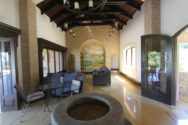 Residencia de Lujo en La Guácima con Bosque Privado y Vistas Panorámicas