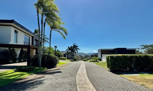 Encantadora residencia de dos pisos en Los Reyes La Guacima
