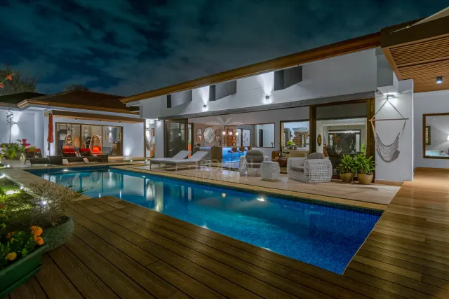 La Hacienda Cosmopolitan Chic – Exclusiva Residencia de Lujo de Una Planta en Santa Ana