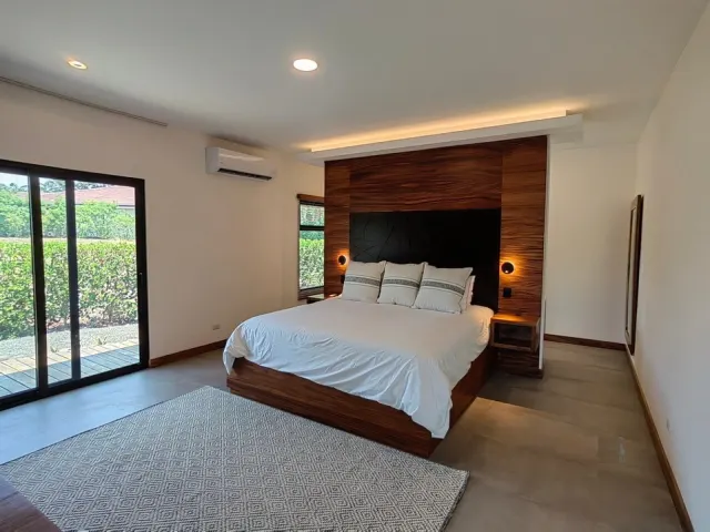 Casa de Playa de Lujo en Venta en Reserva Conchal, Guanacaste – 4 Habitaciones, Piscina, Jacuzzi y Vista al Campo de Golf