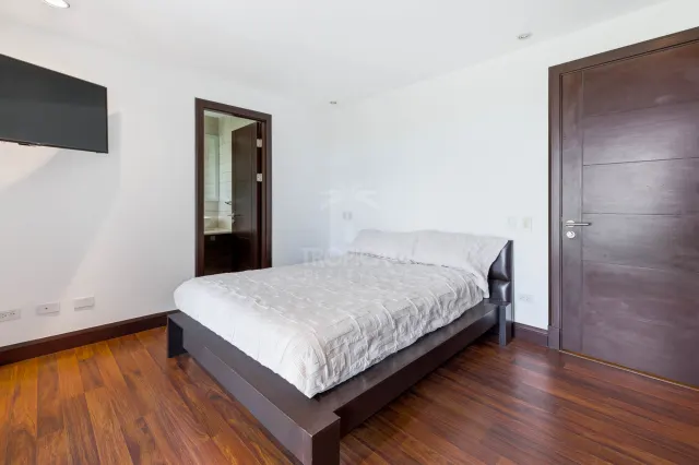 Residencia Contemporánea de Lujo en Venta en Piedades de Santa Ana con Vistas Espectaculares al Valle