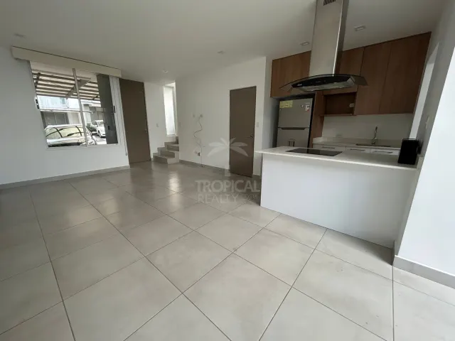 Townhouse Contemporáneo en Alquiler – Piedades de Santa Ana