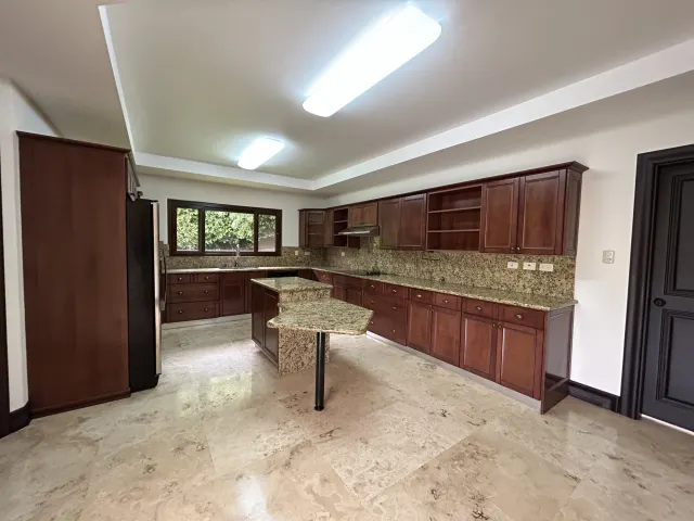Se vende amplia casa en Condominio Villa Real
