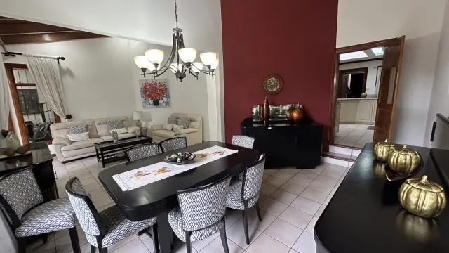 Casa en Venta en Rohrmoser, Pavas – Amplios Espacios y Terraza Privada