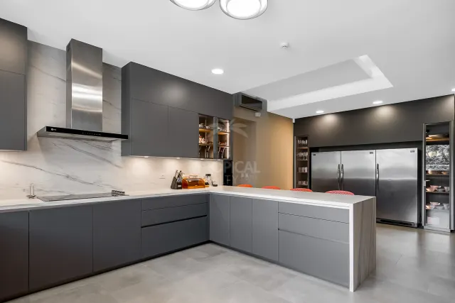 La Hacienda Cosmopolitan Chic – Exclusiva Residencia de Lujo de Una Planta en Santa Ana