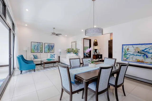 Casa Bougainvillea – Residencia de Lujo de Una Planta en Santa Ana con Amplio Jardín Privado