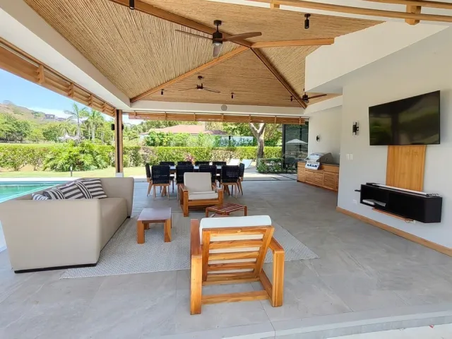 Casa de Playa de Lujo en Venta en Reserva Conchal, Guanacaste – 4 Habitaciones, Piscina, Jacuzzi y Vista al Campo de Golf