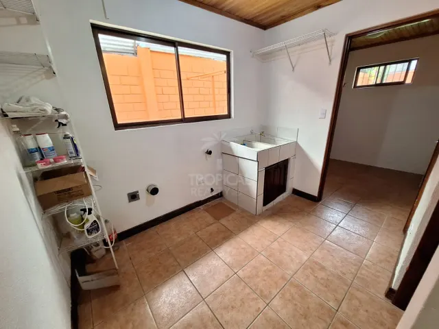 Amplia Casa en Alquiler con Uso Residencial o Profesional en San Rafael de Santa Ana