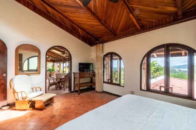 Villa Exclusiva de 2 Habitaciones con Vistas Panorámicas al Océano en la Cima del Acantilado.