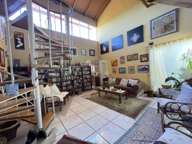Casa de un Nivel con Vistas y Jardines Santa Ana, Alto Las Palomas