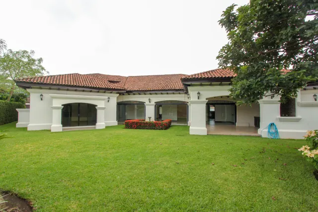 Casa en alquiler o venta en lujoso condominio Bosques de Lindora ALQUILADA