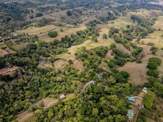 Finca con Vista al Valle Central y Entorno Natural en Coronado