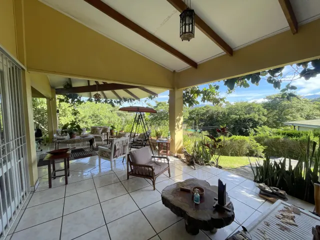 Casa de un Nivel con Vistas y Jardines Santa Ana, Alto Las Palomas