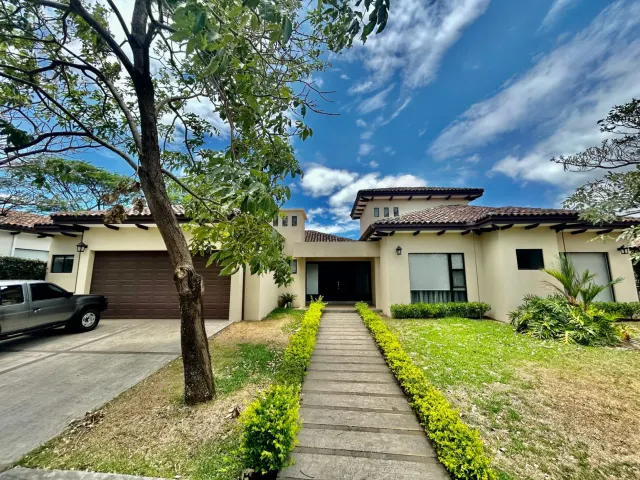 Encantadora Casa en Condominio en Lindora, Santa Ana