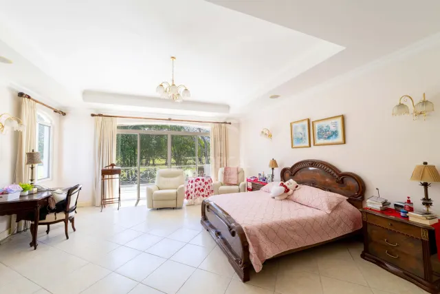 Lujosa Residencia Frente al Campo de Golf en Venta en Valle del Sol, Santa Ana