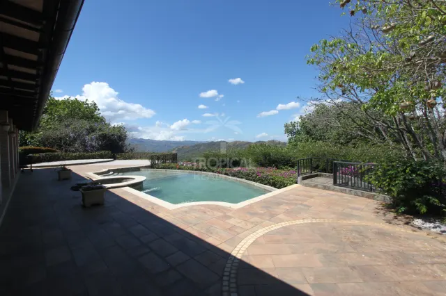 Residencia de Lujo en La Guácima con Bosque Privado y Vistas Panorámicas