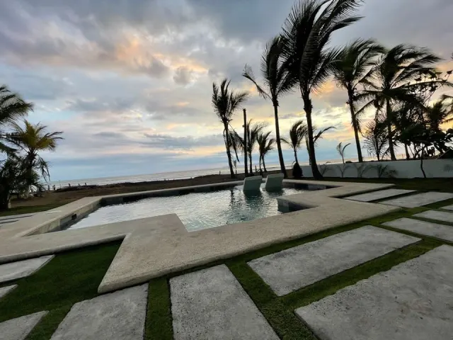 Casa Frente al Mar con Piscina en Playa Tivives – 4 Habitaciones + 2 Apartamentos | $595,000