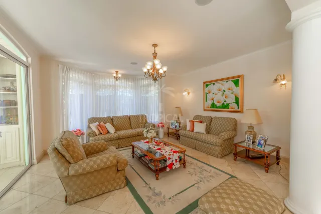 Lujosa Residencia Frente al Campo de Golf en Venta en Valle del Sol, Santa Ana