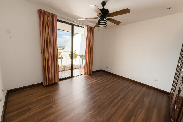 Casa Independiente en Venta en Rohrmoser con 4 Habitaciones