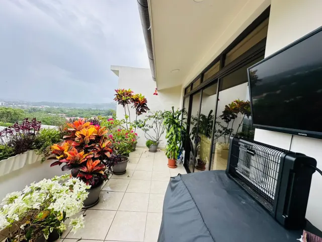 Penthouse de 1 Planta en Avalon Country, Santa Ana – $240,000