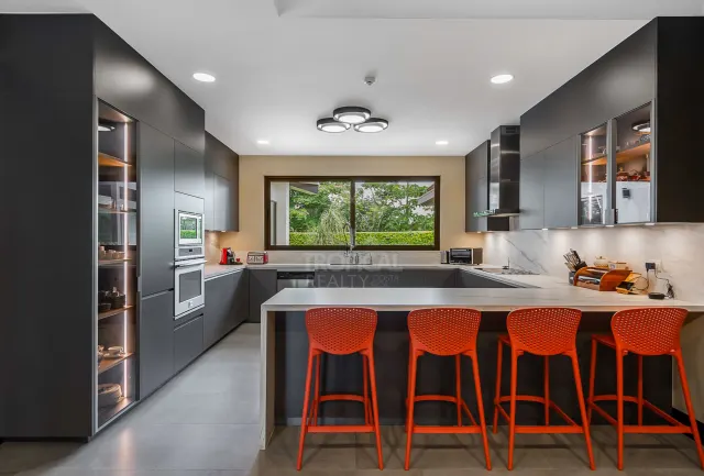 La Hacienda Cosmopolitan Chic – Exclusiva Residencia de Lujo de Una Planta en Santa Ana