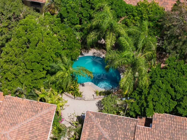 Townhome Renovado en Venta en Tamarindo – A Pasos de la Playa y con Excelente Potencial de Inversión