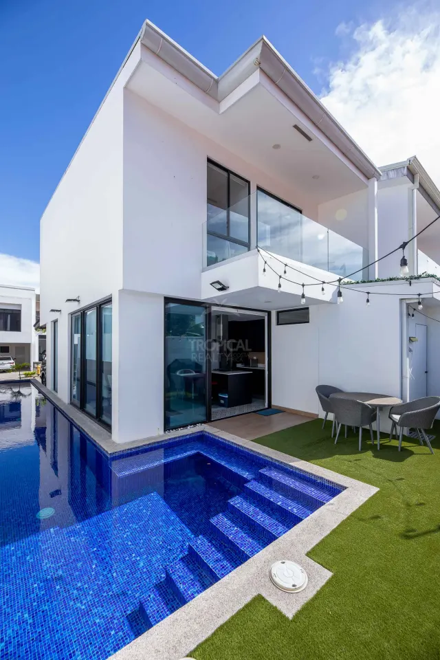 Exclusiva Casa de 2 Niveles con Piscina Privada en Condominio Santa Ana Boulevard