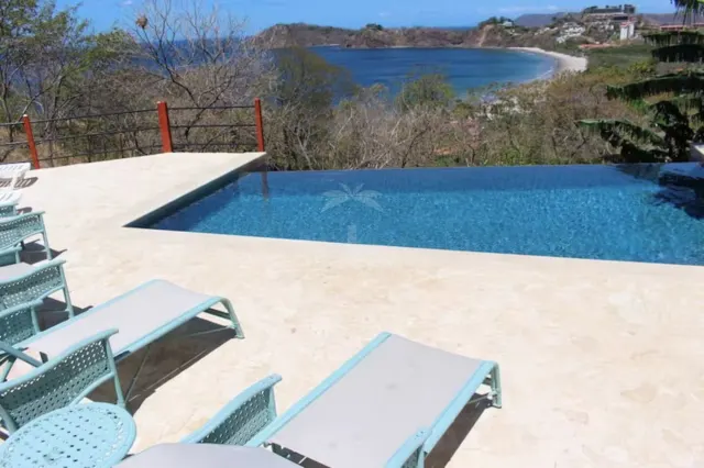 Villa Exclusiva de 2 Habitaciones con Vistas Panorámicas al Océano en la Cima del Acantilado.