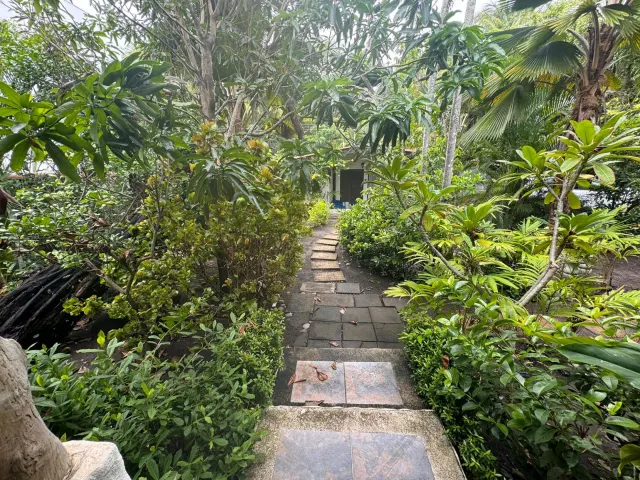 Casa y apartamentos frente a la playa en venta en Tivives