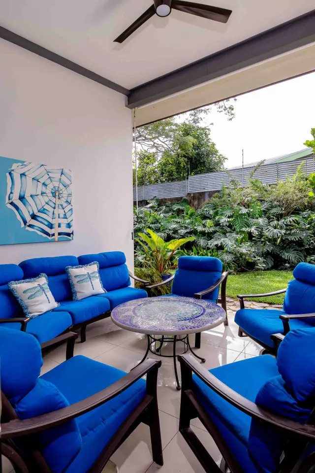 Casa Bougainvillea – Residencia de Lujo de Una Planta en Santa Ana con Amplio Jardín Privado