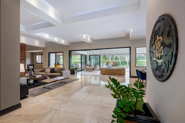 La Hacienda Cosmopolitan Chic – Exclusiva Residencia de Lujo de Una Planta en Santa Ana