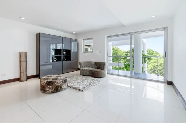 Residencia Contemporánea de Lujo en Venta en Piedades de Santa Ana con Vistas Espectaculares al Valle