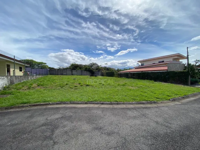 Lote en Condominio Privado en La Garita: Listo para Construir
