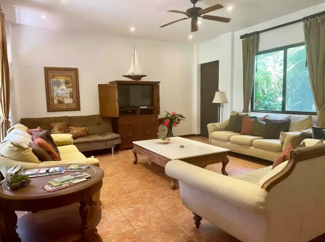 Villa de Lujo Frente al Mar en Playa Hermosa, Jacó – $875,000 USD