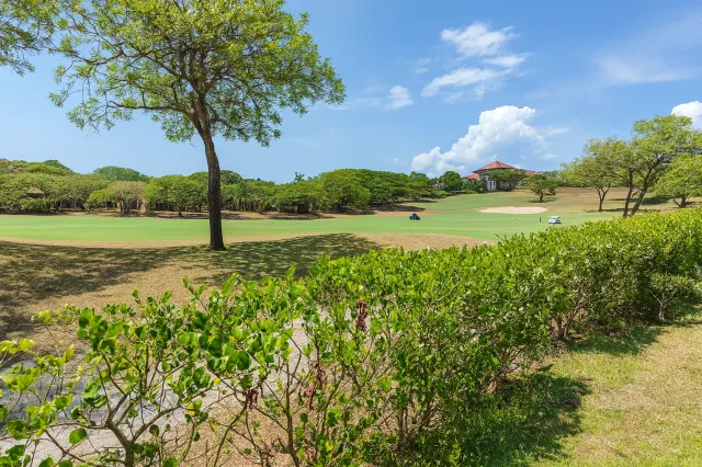 Casa de Playa de Lujo en Venta en Reserva Conchal, Guanacaste – 4 Habitaciones, Piscina, Jacuzzi y Vista al Campo de Golf