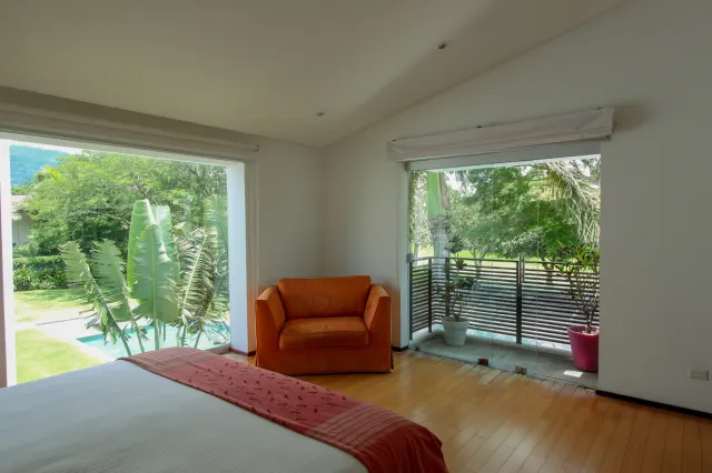 Refugio Moderno en Campo de Golf: Espectacular Casa en Valle del Sol, Santa Ana