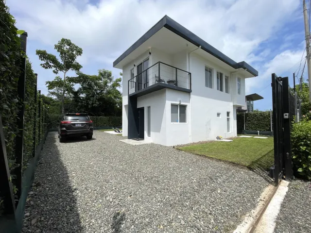 Casa de Playa Moderna en Venta Cerca de Playa Palma, Parrita