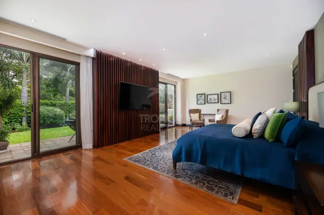 La Hacienda Cosmopolitan Chic – Exclusiva Residencia de Lujo de Una Planta en Santa Ana
