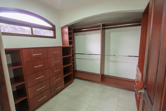 Casa en venta alquiler Bosques de Lindora, Santa Ana