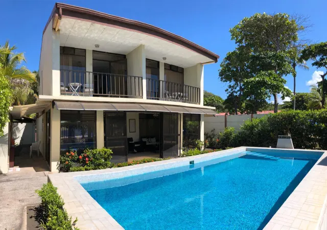 Casa frente a playa con piscina propia Tivives