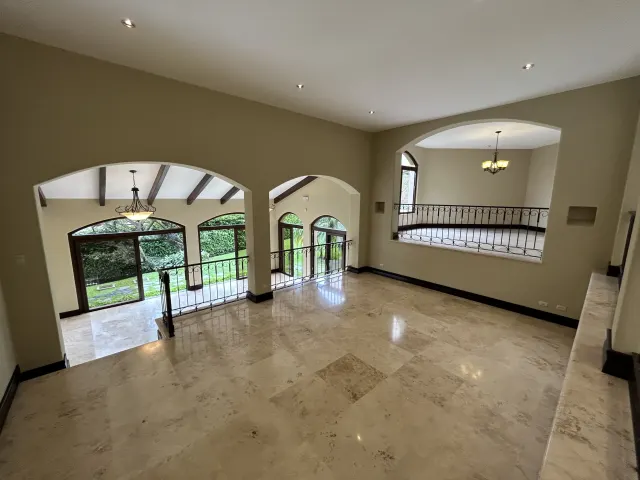 Se vende amplia casa en Condominio Villa Real