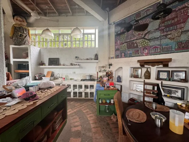 Casa y apartamentos frente a la playa en venta en Tivives